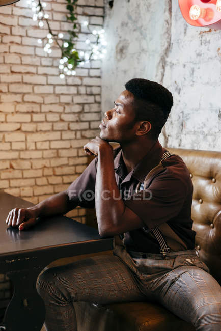 Homme noir assis dans le café — Photo de stock
