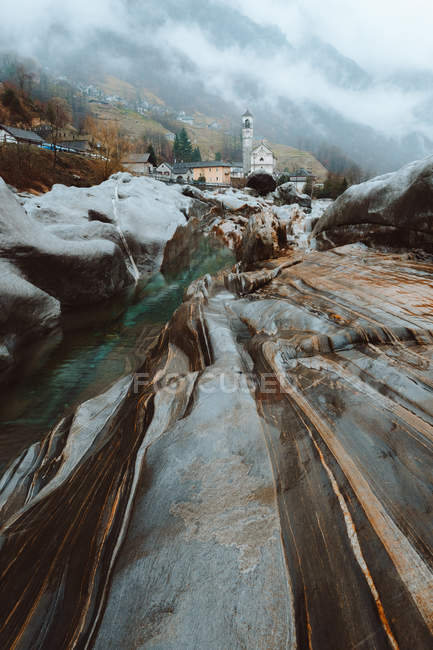 Pequeño río y piedras mojadas - foto de stock