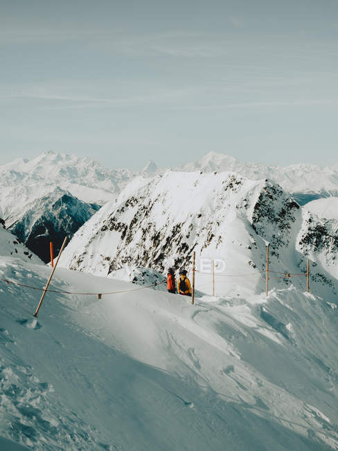 Skifahrer stehen in verschneiten Bergen — Stockfoto