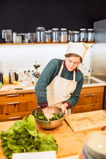 Chef fazendo salada — Fotografia de Stock