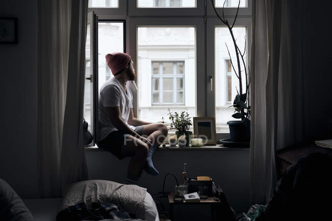 Погляд на вдівця, який сидить на підвіконні в Мюнхені. — стокове фото