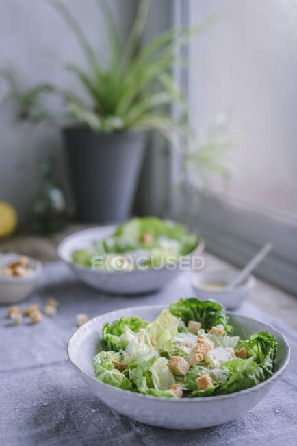Saladas em tigelas na mesa — Fotografia de Stock