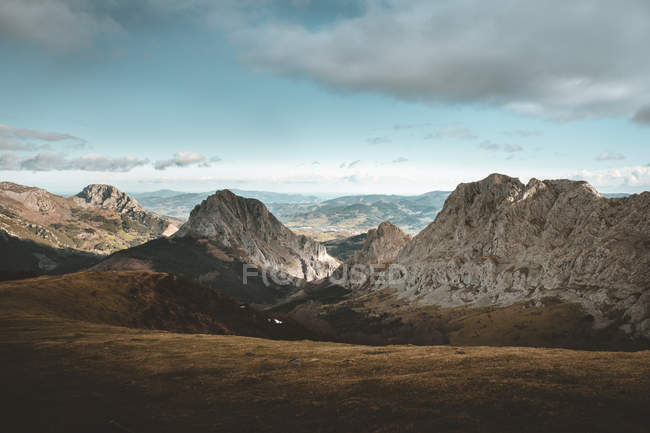 Chaîne de montagnes et vallée — Photo de stock