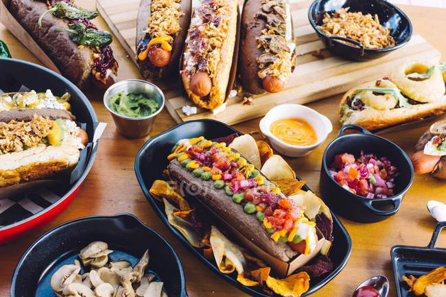 Vari hot dog serviti — Foto stock