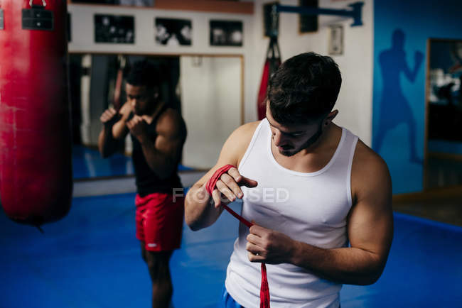 Luchador poniendo vendaje en las manos - foto de stock