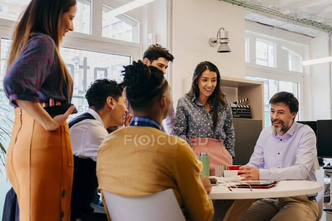 Grupo de pessoas em reunião — Fotografia de Stock