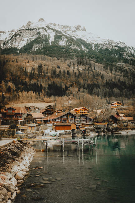 Wooden houses at blue lake — Stock Photo
