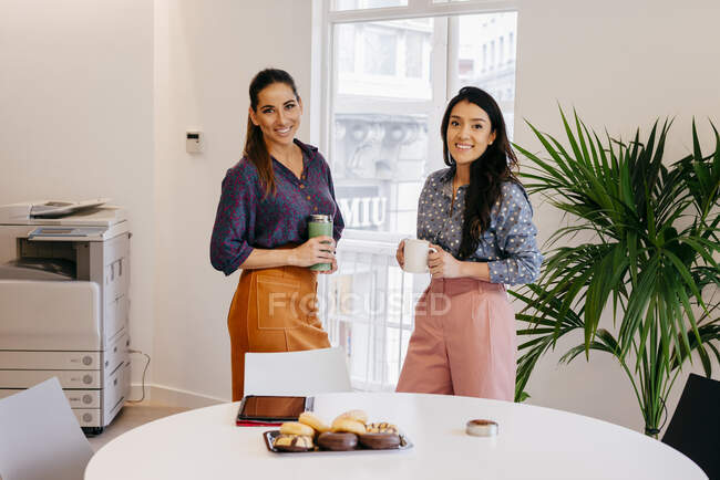 Belle donne che parlano di pausa caffè — Foto stock