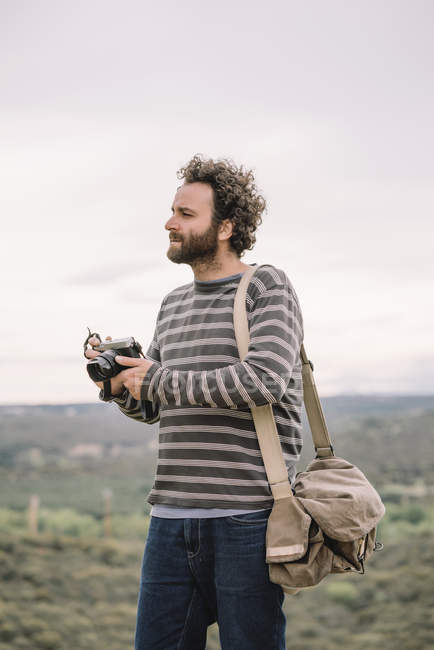 Mann steht mit Fotokamera — Stockfoto