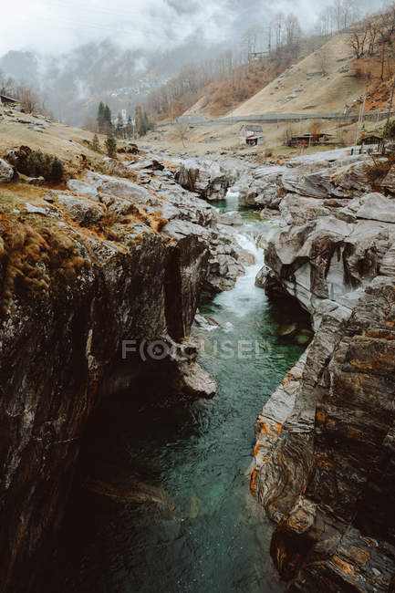Piccolo fiume blu che scorre nei boschi — Foto stock