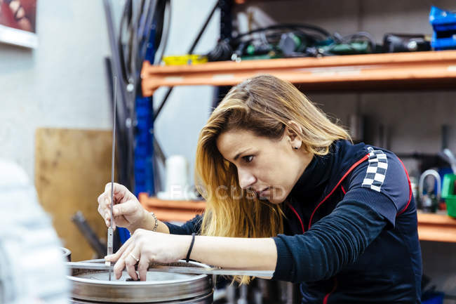 Frau arbeitet in mechanischer Werkstatt — Stockfoto