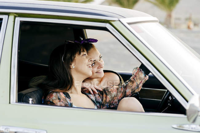 Женщины, сидящие в винтажном автомобиле — стоковое фото