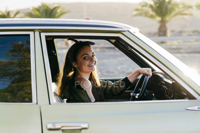 Donna seduta in auto d'epoca — Foto stock
