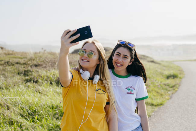 Ragazze adolescenti prendendo selfie al di fuori — Foto stock