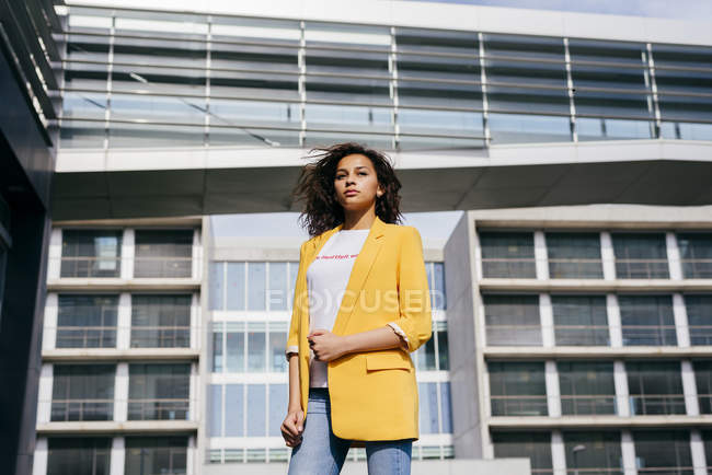 Mulher em pé na frente do edifício moderno — Fotografia de Stock