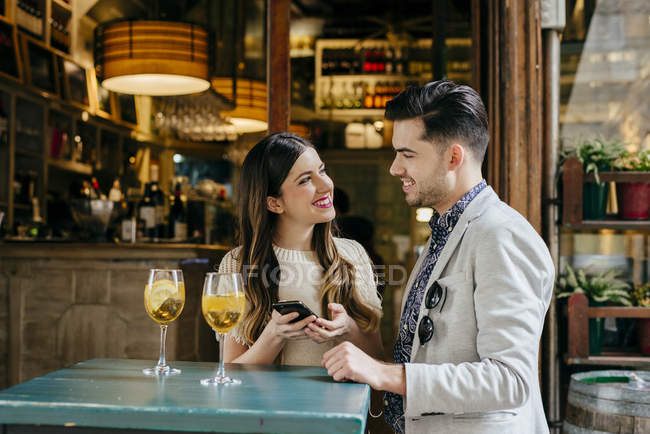 Couple debout à table dans un café extérieur — Photo de stock