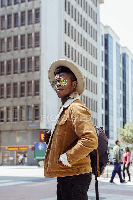 Nero uomo a piedi su strada — Foto stock