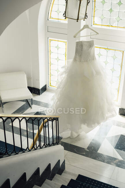Blick auf Brautkleid, das an einer Lampe hängt — Stockfoto
