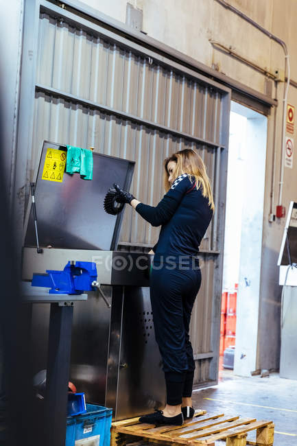 Woman working in mechanical workshop — Stock Photo