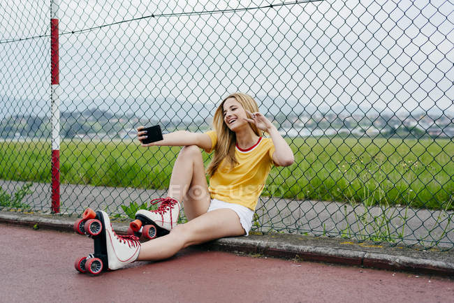 Adolescente usando patines de ruedas - foto de stock