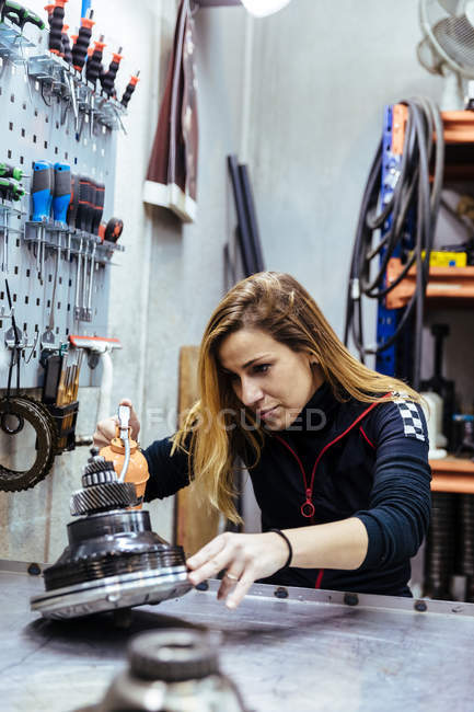 Mulher trabalhando em oficina mecânica — Fotografia de Stock