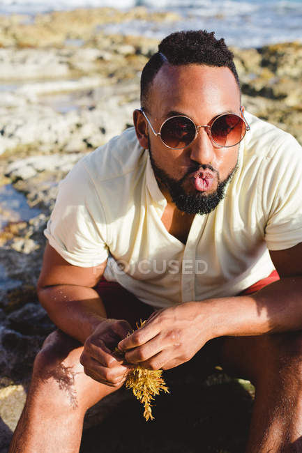 Hombre enviando beso en playa - foto de stock