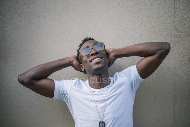 Man wearing white shirt and sunglasses — Stock Photo