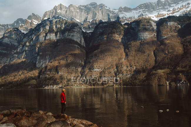 Вигляд дорослого туриста на спокійне озеро в горах (Валенсі, Швейцарія). — стокове фото