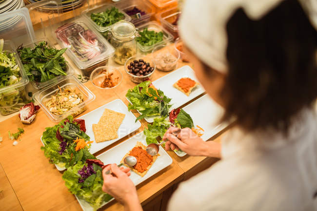 Mulher servindo pratos com lanches vegan — Fotografia de Stock