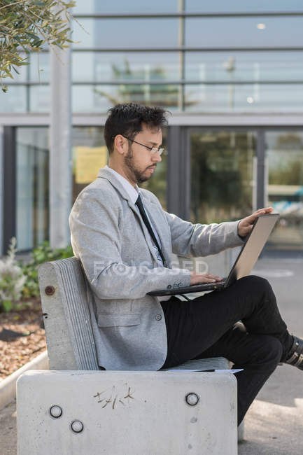 Бізнесмен, використовуючи ноутбук — стокове фото