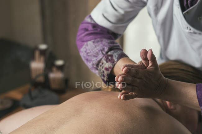 Terapeuta haciendo masaje oriental con las manos - foto de stock