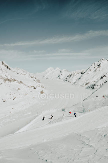 Menschen Snowboarden auf schneebedecktem Hang — Stockfoto