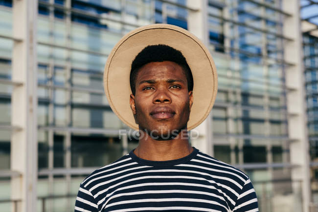 Стильный человек стоит на улице — стоковое фото