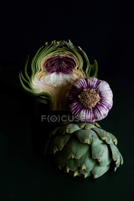 Fresh halved artichoke and garlic — Stock Photo