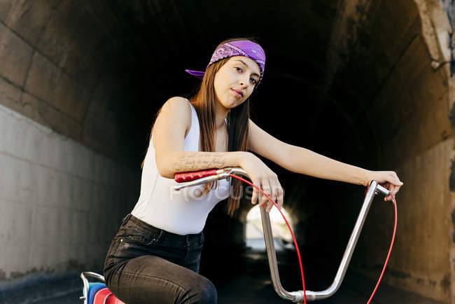 Frau sitzt auf Fahrrad — Stockfoto