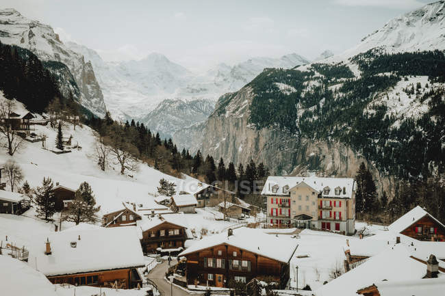 Maisons de village couvertes de neige — Photo de stock