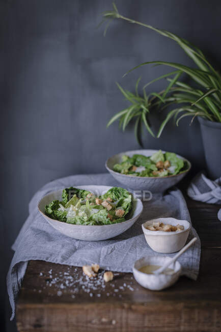 Saladas em tigelas na mesa — Fotografia de Stock