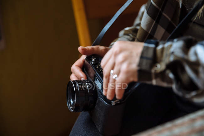 Mãos segurando câmera de fotos vintage — Fotografia de Stock