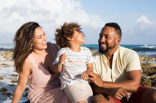 Familie rastet am Strand aus — Stockfoto