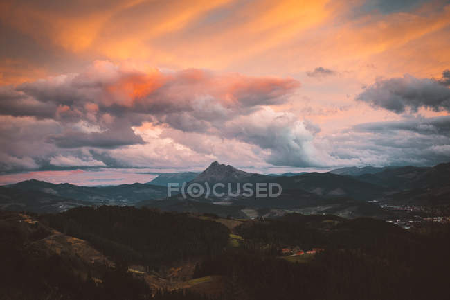 Cielo colorato sopra la valle della montagna — Foto stock