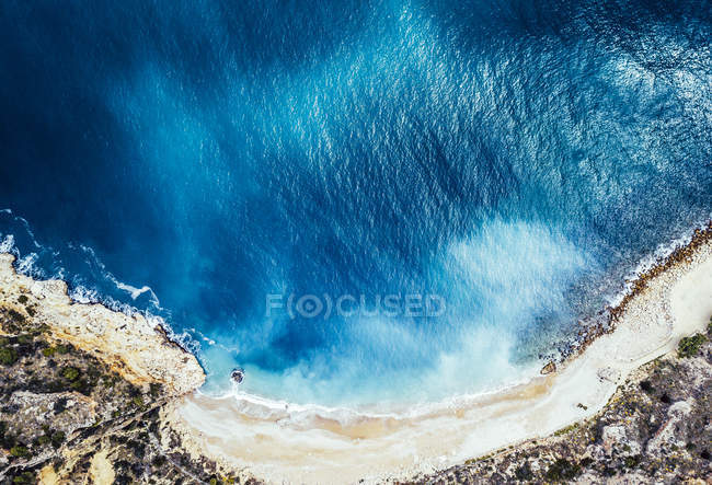 Luftaufnahme von türkisfarbenem Wasser und paradiesischem Strand. — Stockfoto