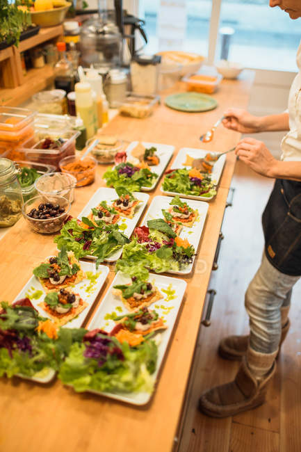Koch bereitet Salat in der Küche zu — Stockfoto