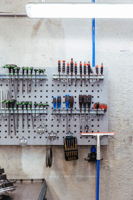 Инструменты на стене в механической мастерской — стоковое фото