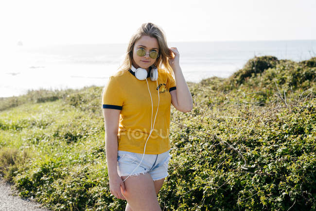 Chica en traje de verano de pie en la naturaleza - foto de stock