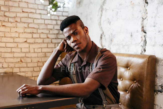 Чернокожий мужчина сидит в кафе — стоковое фото