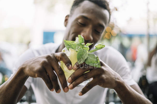 Mann trinkt Erfrischungsgetränk — Stockfoto