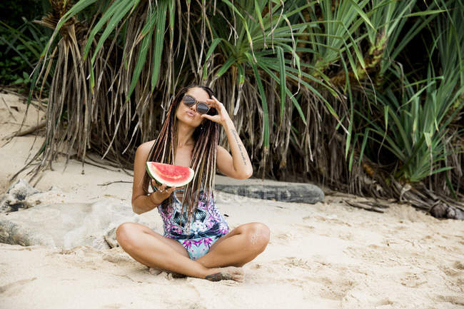 Жінка з кавуном на пляжі — стокове фото