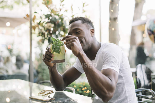 Мужчина пьет летний безалкогольный напиток — стоковое фото