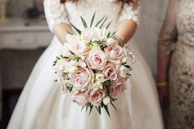 Colheita noiva irreconhecível com belo monte de flores rosa e branco. — Fotografia de Stock