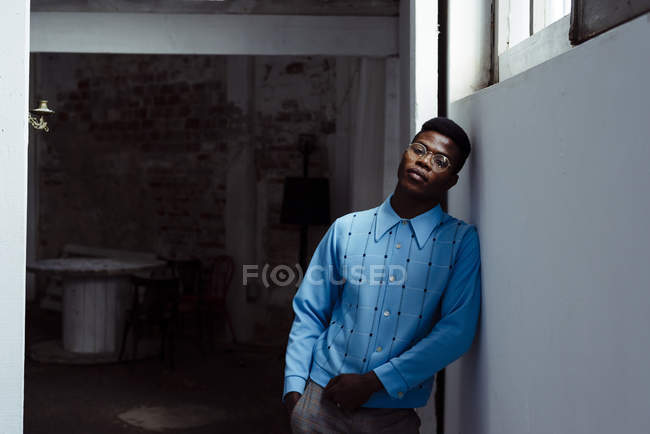 Homem negro inclinado na parede — Fotografia de Stock